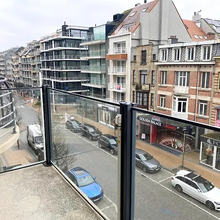 In Near The アパート